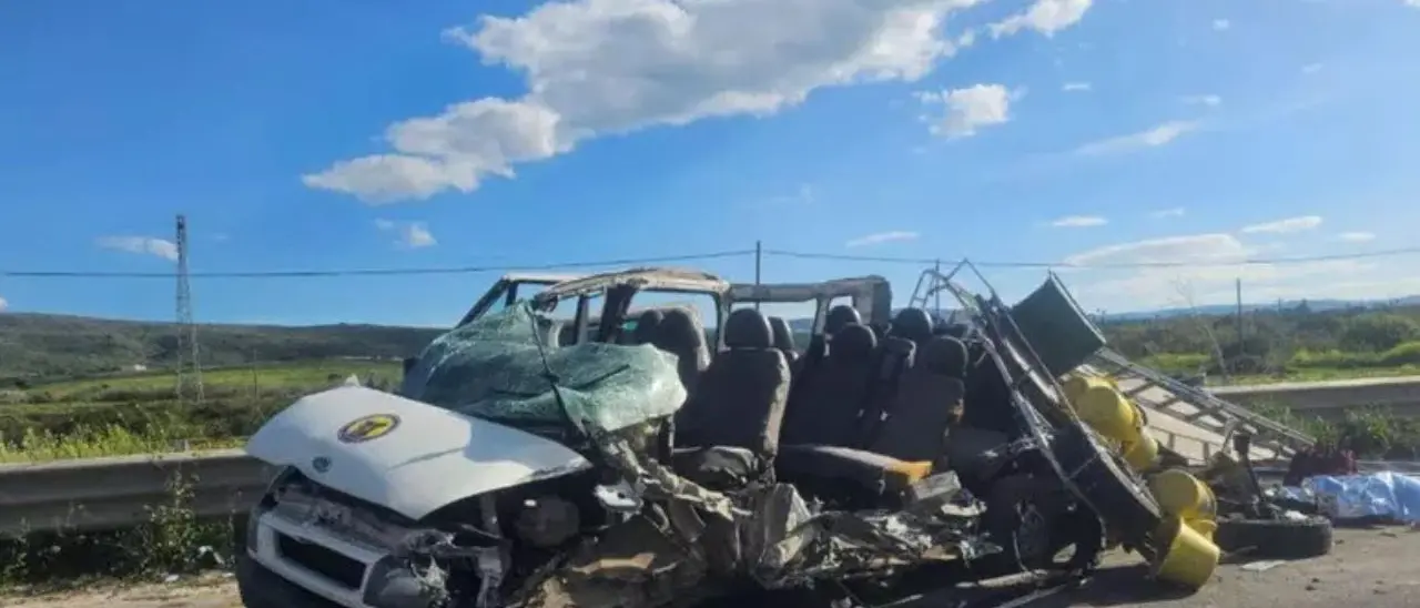 Scontro frontale tra un furgone e un minivan nel Siracusano: tre operai morti e sette feriti