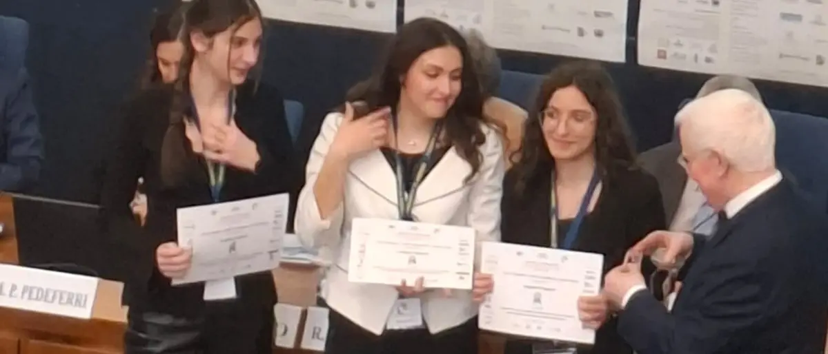 Argento d’orgoglio: a “I Giovani e le Scienze” 2025 le tre alunne del Liceo Classico di Rende conquistano il secondo posto