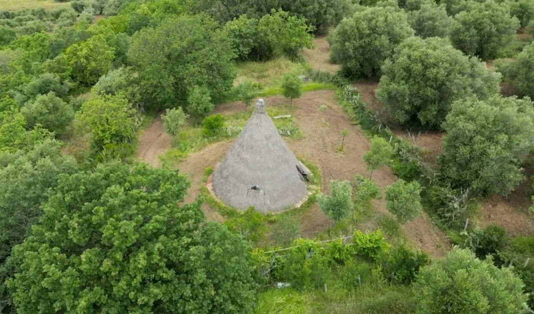 Una capanna “preistorica” in Calabria: il documentario del videoreporter Caracciolo su Geo\n