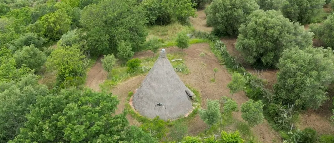 Una capanna “preistorica” in Calabria: il documentario del videoreporter Caracciolo su Geo\n
