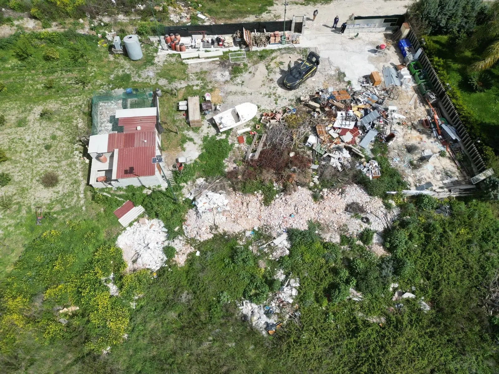 Crotone, sequestrata un’area con oltre 300 tonnellate di rifiuti speciali. C’era anche la carcassa di una barca a motore\n
