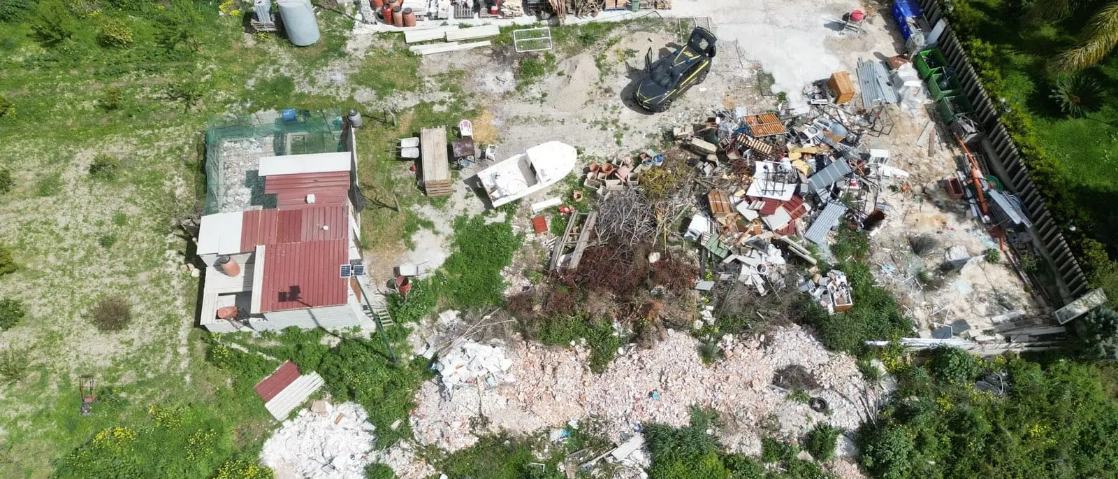 Crotone, sequestrata un’area con oltre 300 tonnellate di rifiuti speciali. C’era anche la carcassa di una barca a motore\n