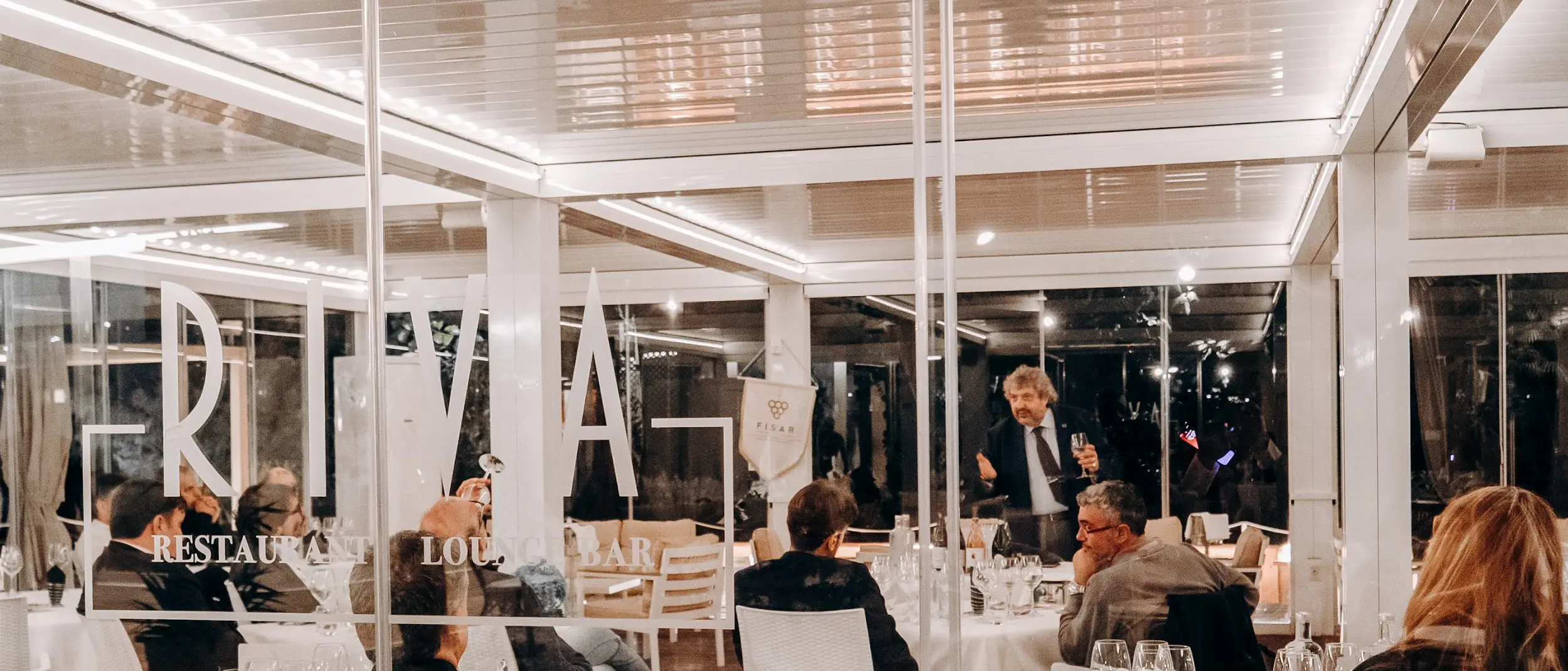 Quanti calici di vino è consentito bere senza rischiare il ritiro della patente? Un corso per diventare esperti