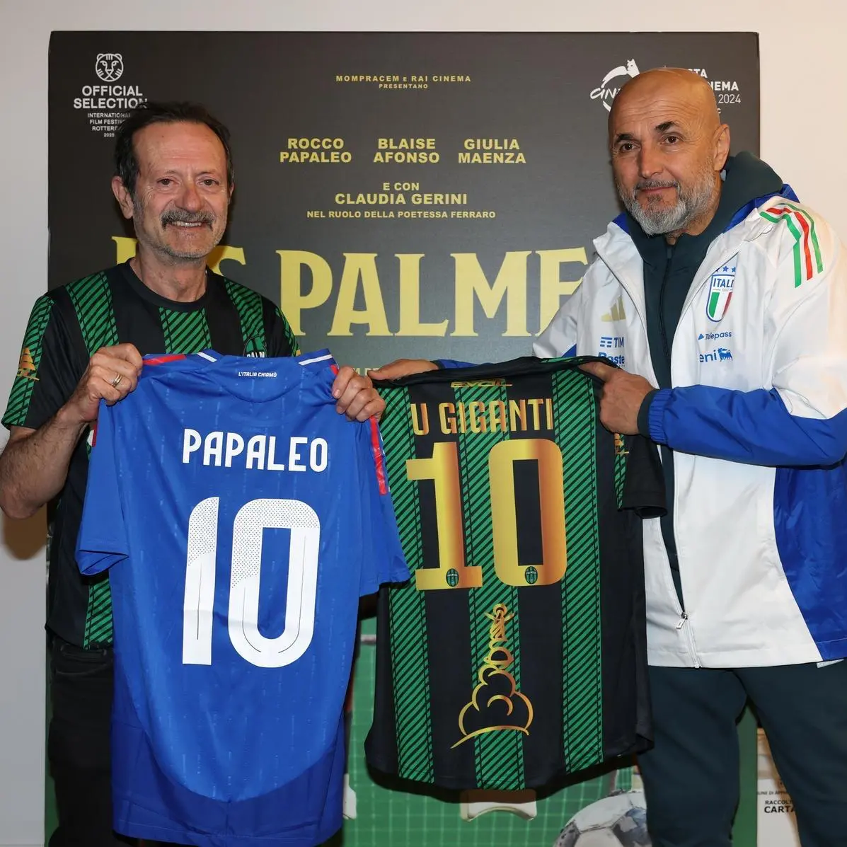 Us Palmese conquista il ritiro dell’Italia: anche Spalletti posa con la maglia neroverde della squadra calabrese\n