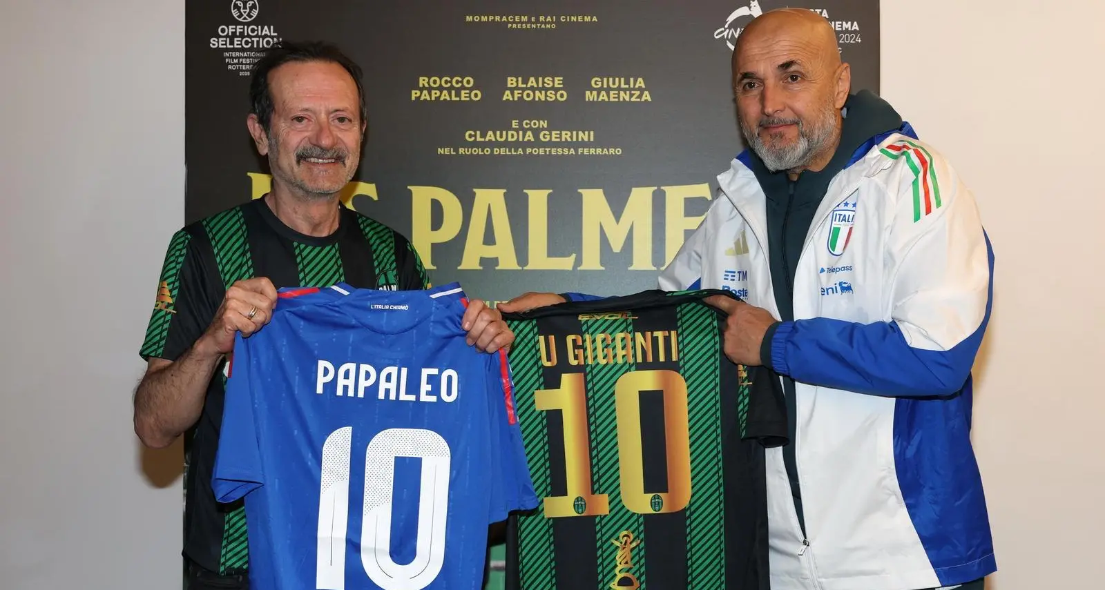 Us Palmese conquista il ritiro dell’Italia: anche Spalletti posa con la maglia neroverde della squadra calabrese\n