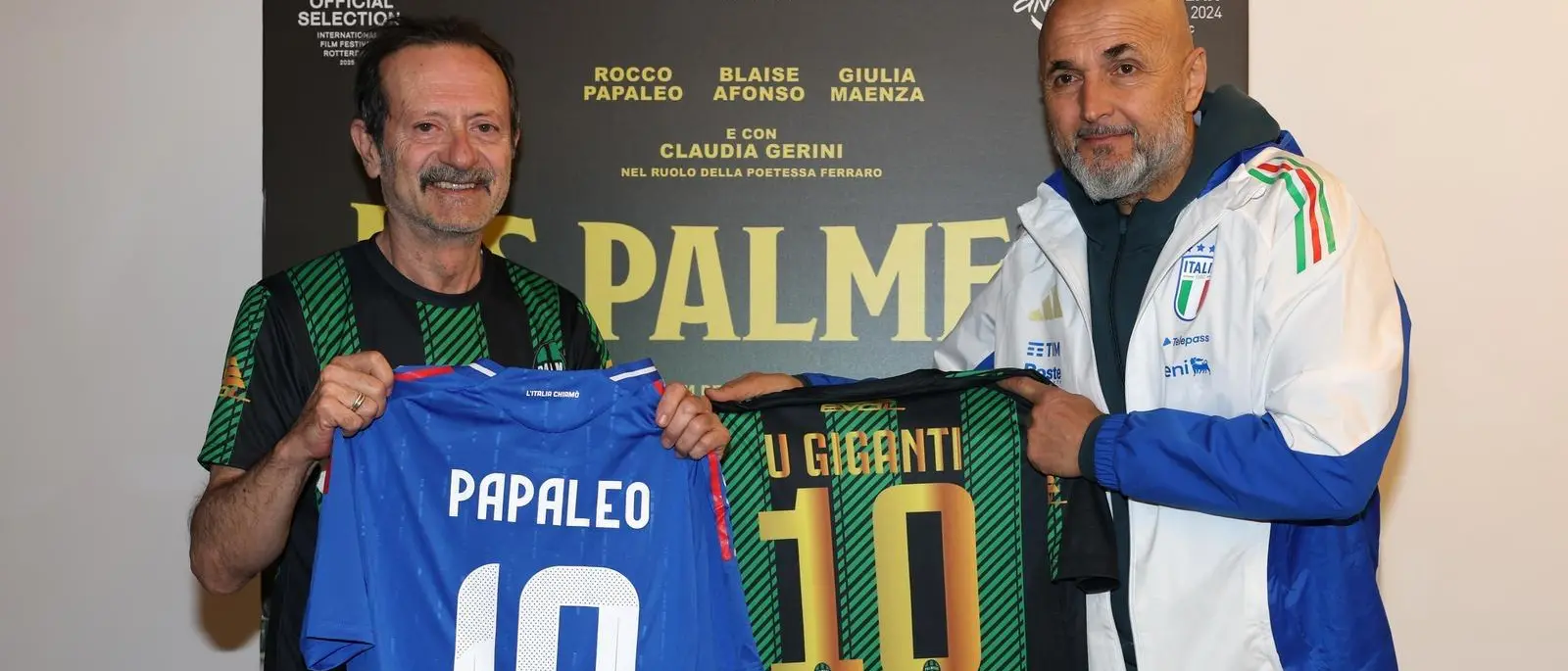 Us Palmese conquista il ritiro dell’Italia: anche Spalletti posa con la maglia neroverde della squadra calabrese\n