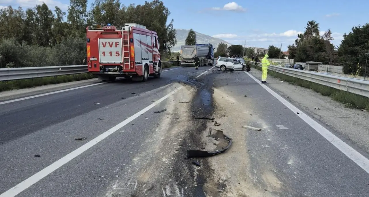 Tragico incidente sulla 106 nel Cosentino, scontro tra un camion e un’auto: un morto e un ferito