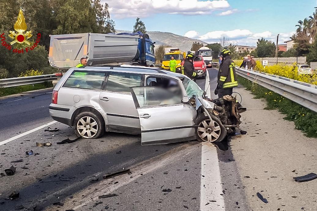 Tragico incidente sulla 106 nel Cosentino, scontro tra un camion e un ...