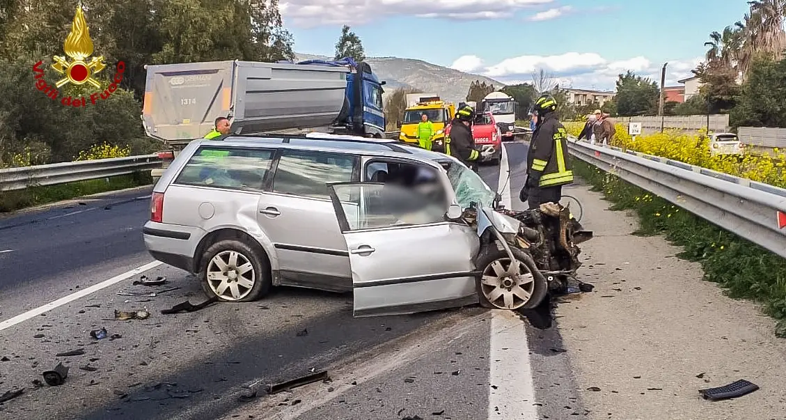 Tragico incidente sulla 106 nel Cosentino, scontro tra un camion e un’auto: un morto e un ferito