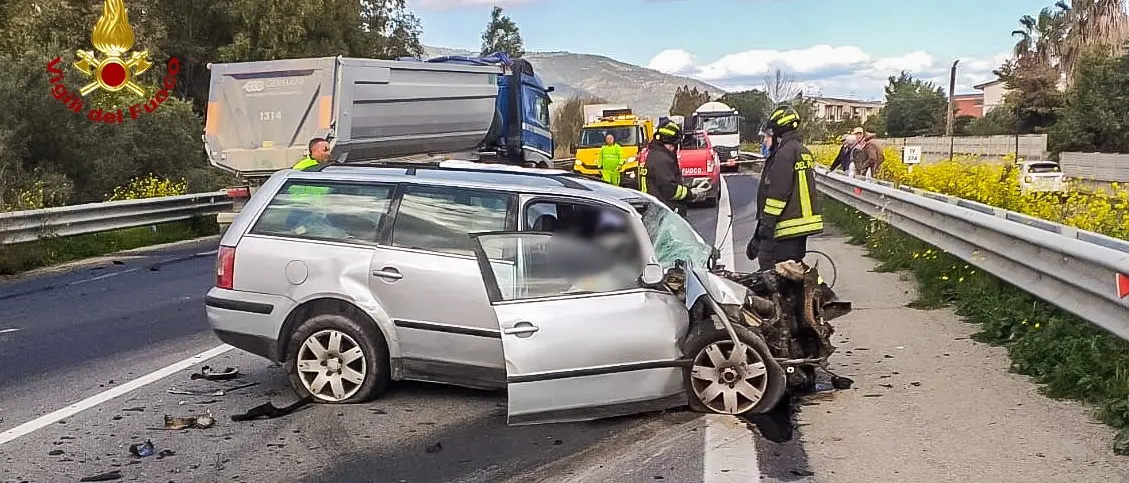 Tragico incidente sulla 106 nel Cosentino, scontro tra un camion e un’auto: un morto e un ferito