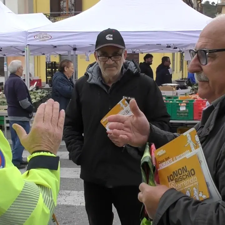 «Abbiamo paura»: cittadini preoccupati per lo sciame sismico nel Catanzarese. Intanto\u00A0la ProCiv ha allestito punti informativi\n
