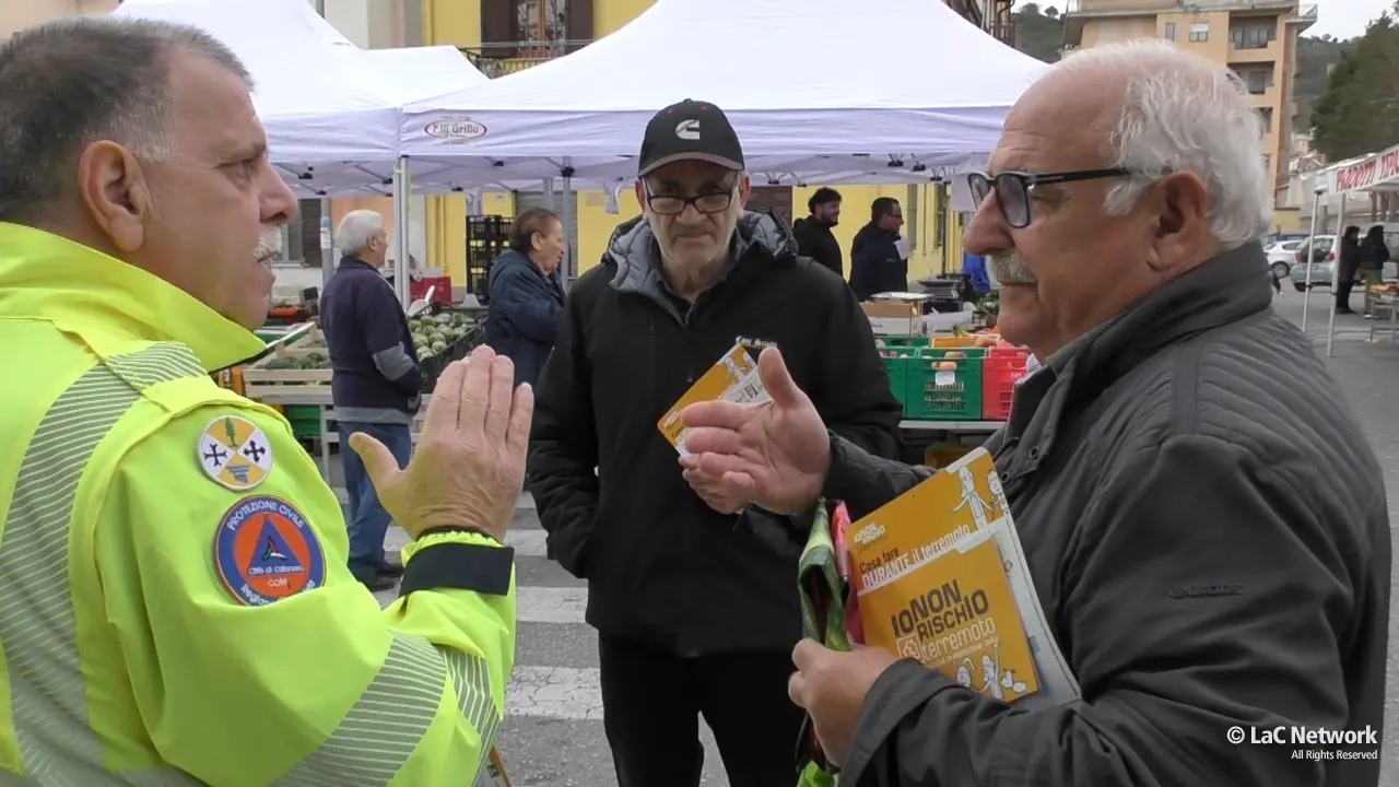 «Abbiamo paura»: cittadini preoccupati per lo sciame sismico nel Catanzarese. Intanto la ProCiv ha allestito punti informativi