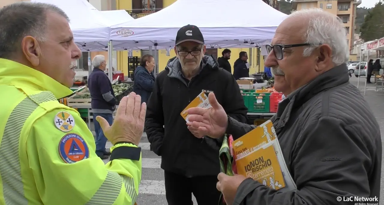 «Abbiamo paura»: cittadini preoccupati per lo sciame sismico nel Catanzarese. Intanto\u00A0la ProCiv ha allestito punti informativi\n