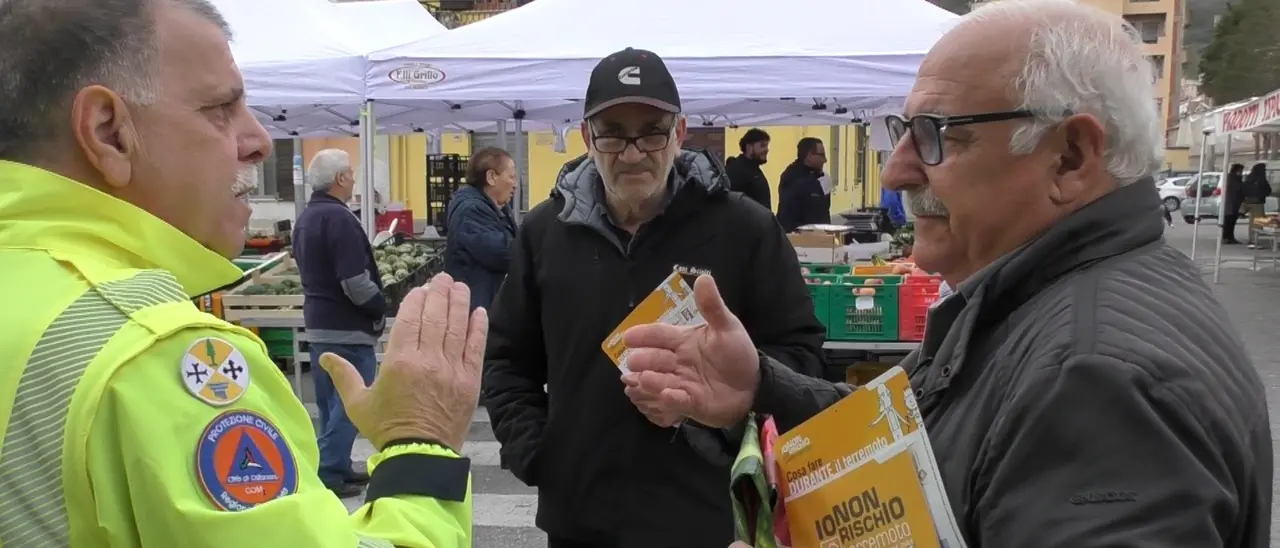 «Abbiamo paura»: cittadini preoccupati per lo sciame sismico nel Catanzarese. Intanto\u00A0la ProCiv ha allestito punti informativi\n