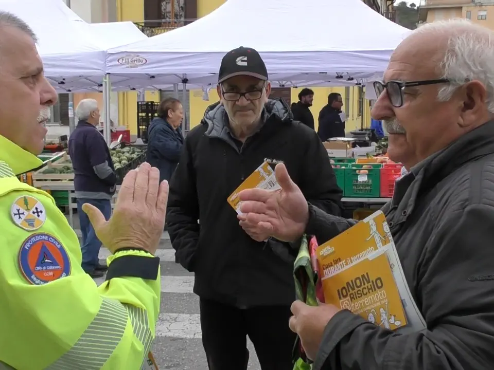 «Abbiamo paura»: cittadini preoccupati per lo sciame sismico nel Catanzarese. Intanto la ProCiv ha allestito punti informativi