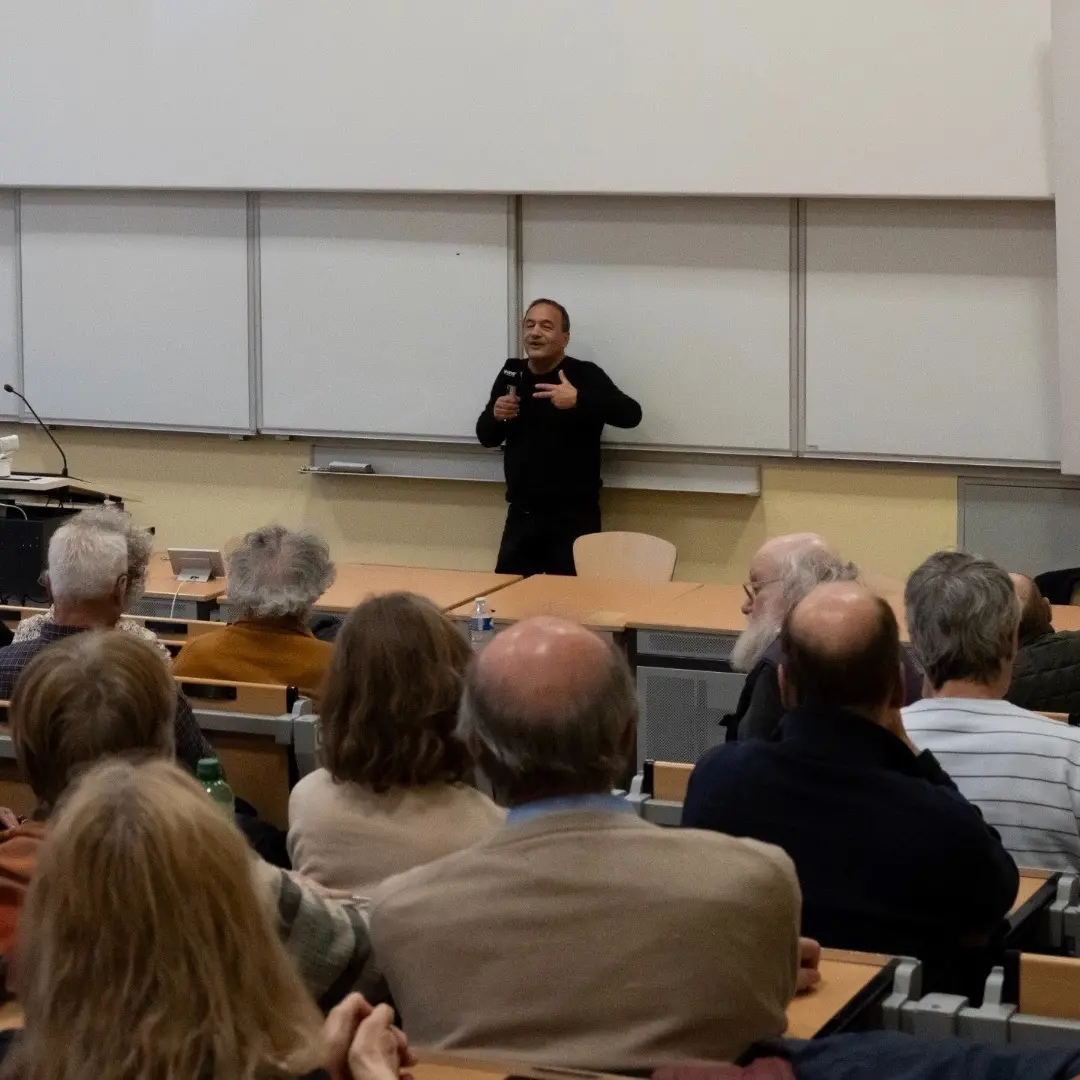 Spopolamento, la Svizzera studia il modello Riace. Lucano sale\u00A0in cattedra all’università: «Possiamo cambiare il mondo»\n