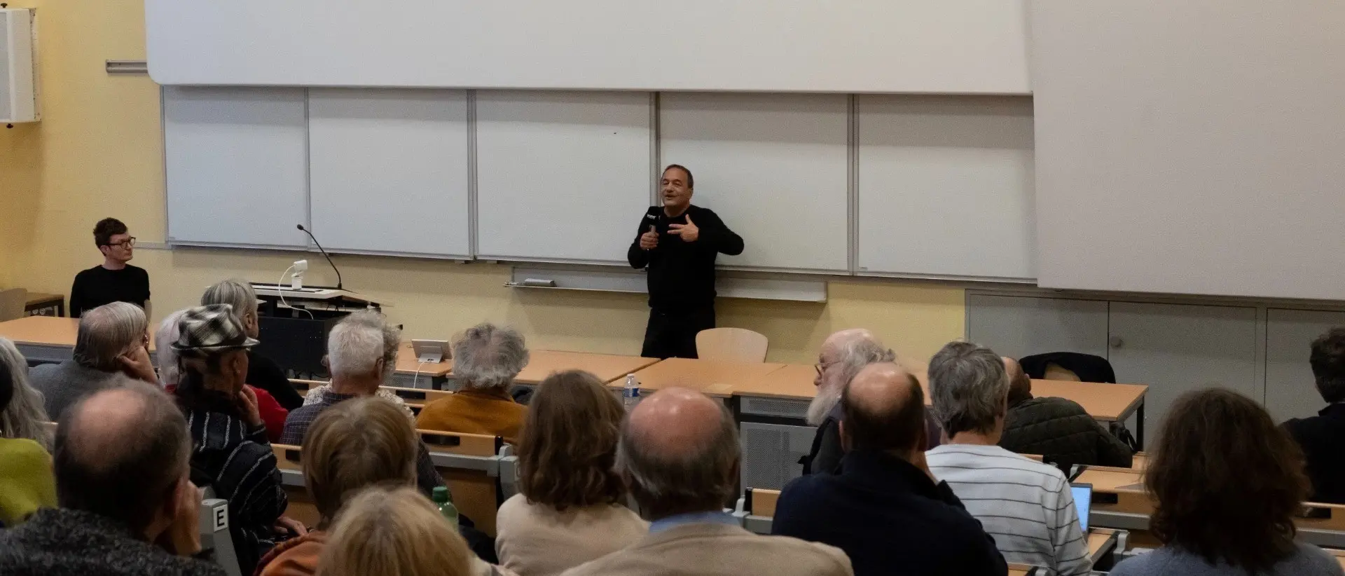 Spopolamento, la Svizzera studia il modello Riace. Lucano sale\u00A0in cattedra all’università: «Possiamo cambiare il mondo»\n