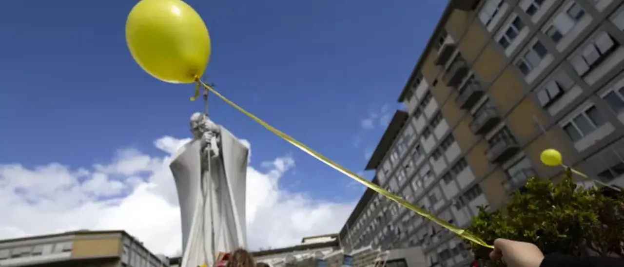 Papa Francesco ricoverato, il Vaticano: «Ha trascorso la notte senza ventilazione meccanica»\n