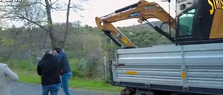 Colpiti con una damigiana in vetro, aggredita in Calabria troupe di Striscia la notizia\n