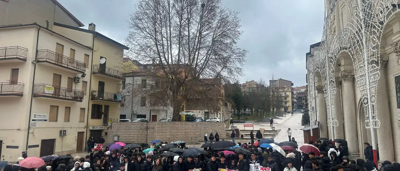 Deepfake ad Acri, studenti di nuovo in piazza.\u00A0Il sindaco ridimensiona l’accaduto: «Create poco più di 10 immagini, i responsabili vanno recuperati»\n