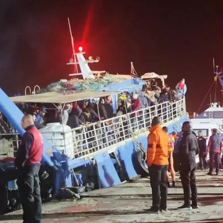 Trovati i corpi di due bimbi di 2 anni e un uomo a Lampedusa: morti di fame e sete su un gommone\n