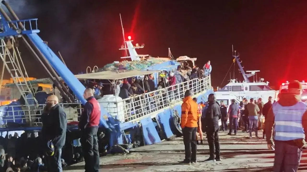 Uno sbarco di migranti a Lampedusa (Ansa)