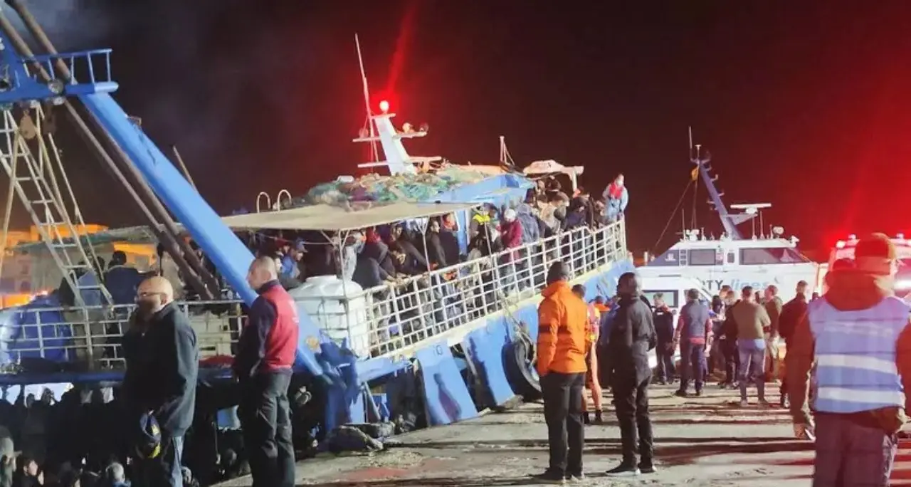Trovati i corpi di due bimbi di 2 anni e un uomo a Lampedusa: morti di fame e sete su un gommone\n