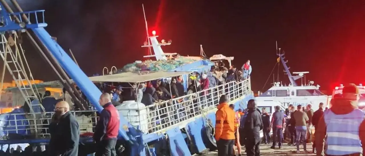 Mediterraneo, ancora un naufragio di migranti: 10 superstiti, 6 morti e 40 dispersi\n