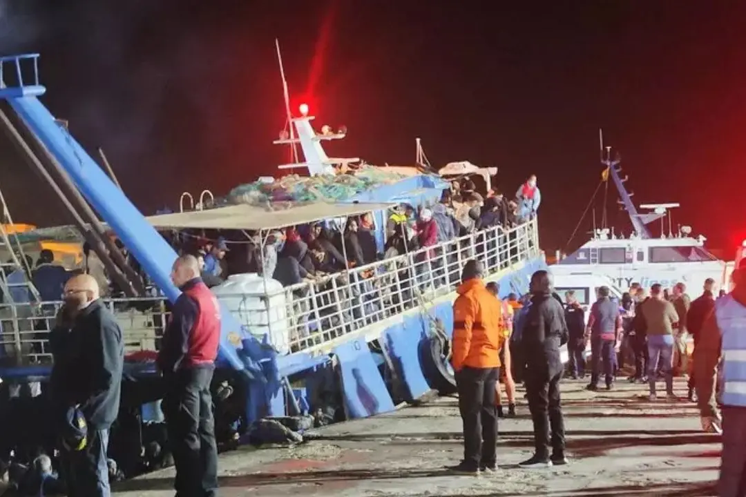Uno sbarco di migranti a Lampedusa (Ansa)