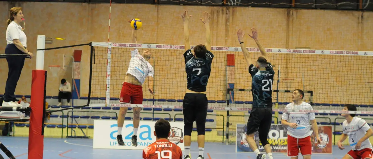 Volley Calabria, per Paola è un momento d’oro. Coach De Martino: «Giovani e determinati, andiamo avanti con coraggio»\n