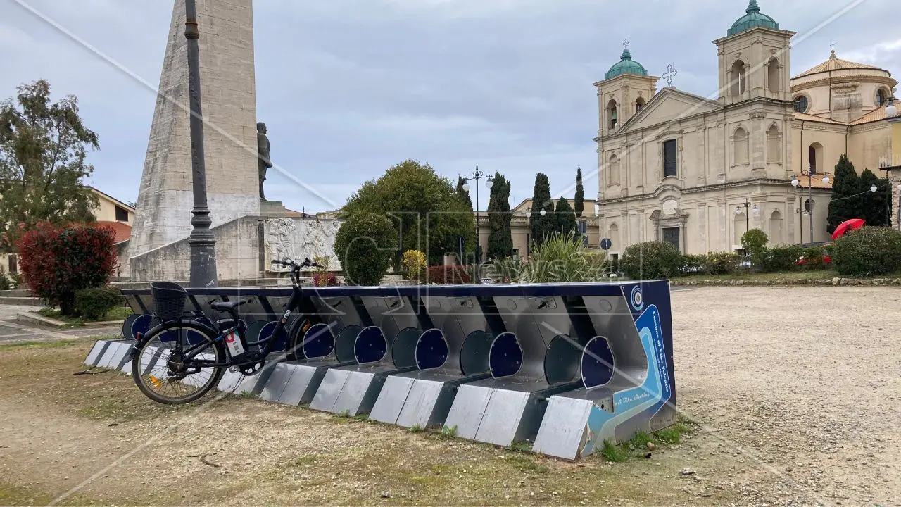 Il fallimento del bike sharing a Vibo e i continui atti vandalici: «Bici buttate anche nelle campagne, ma ci crediamo ancora»