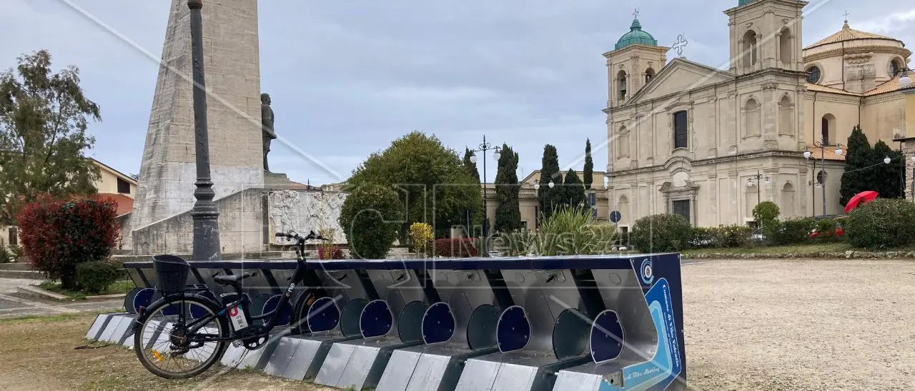 Il fallimento del bike sharing a Vibo e i continui atti vandalici: «Bici buttate anche nelle campagne, ma ci crediamo ancora»