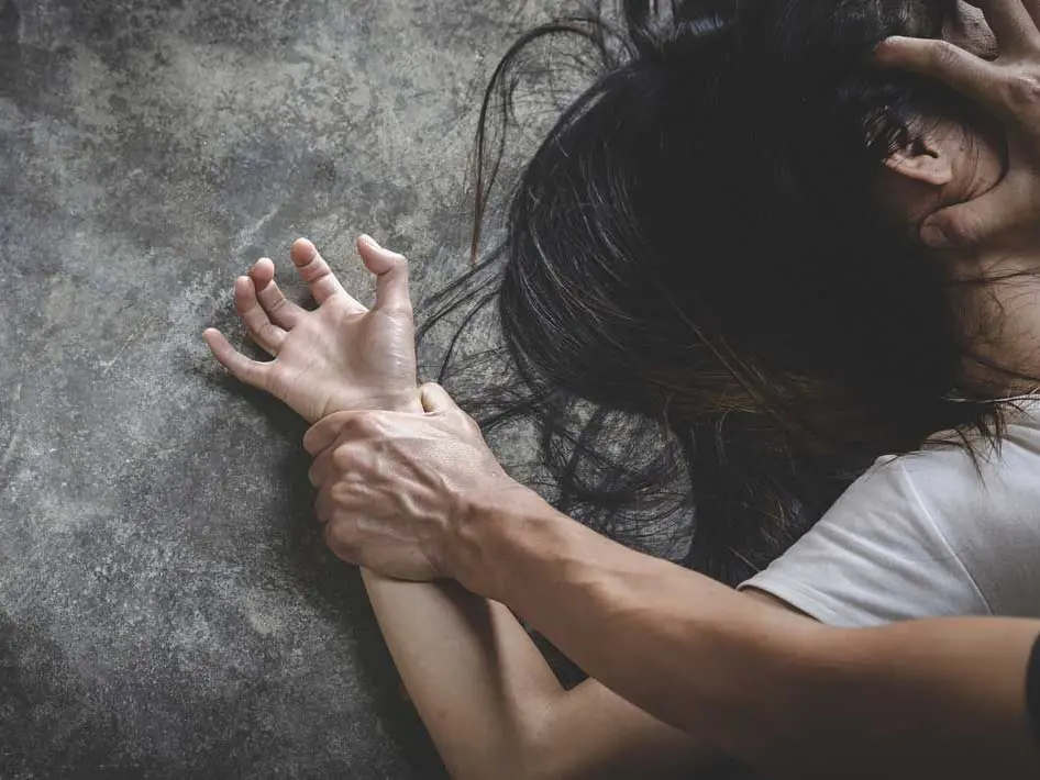 Minorenni violentate per anni dal branco, sei condanne e sette assoluzioni a Palmi