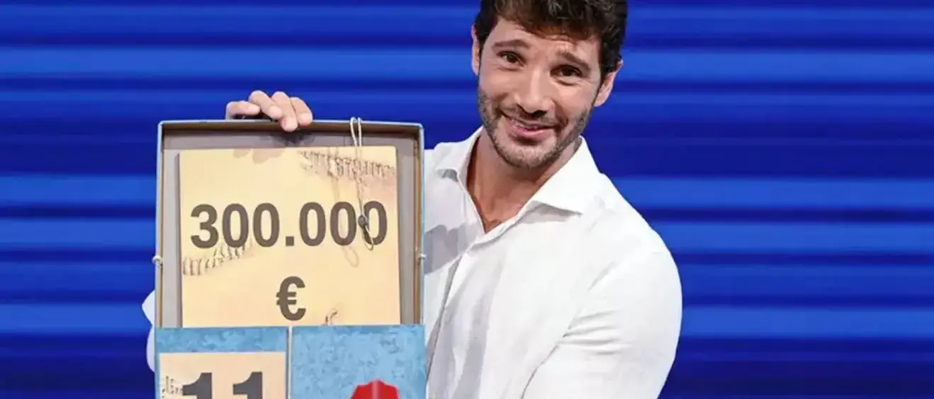 «Affari Tuoi è pilotato»: l’accusa di Striscia la Notizia scuote la Rai