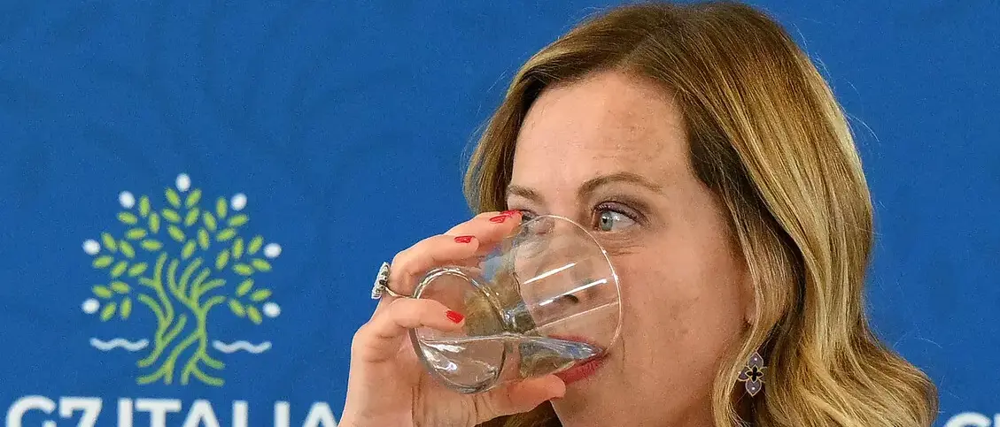 Governo, che sete di miracoli!\u00A0Giorgia Meloni ordina 100mila bottigliette di acqua santa\n