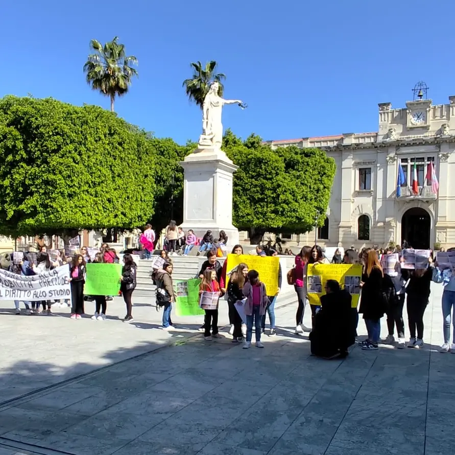 Niente scuolabus e strade groviera a Platì: sit-in di genitori e sindaco davanti alla Metrocity a Reggio