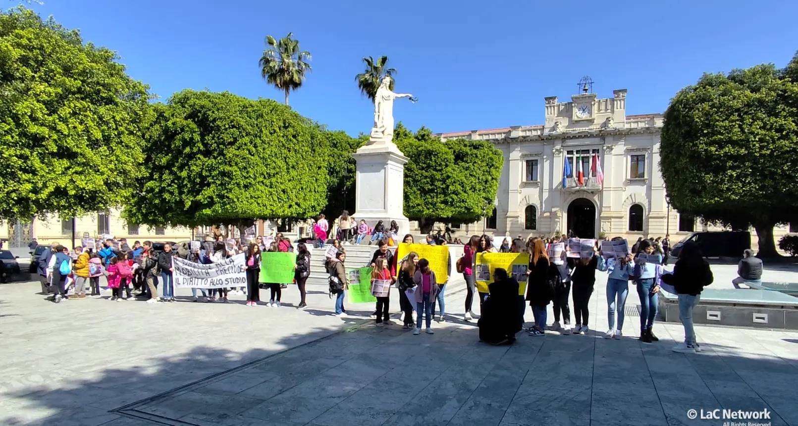 Niente scuolabus e strade groviera a Platì: sit-in di genitori e sindaco davanti alla Metrocity a Reggio