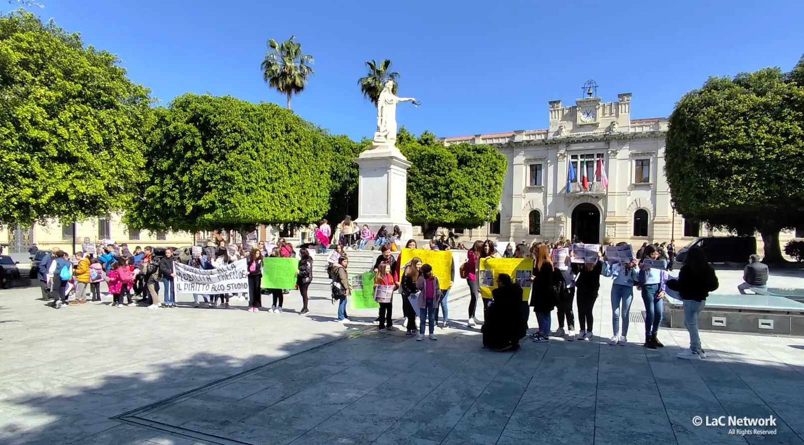 Niente scuolabus e strade groviera a Platì: sit-in di genitori e sindaco davanti alla Metrocity a Reggio