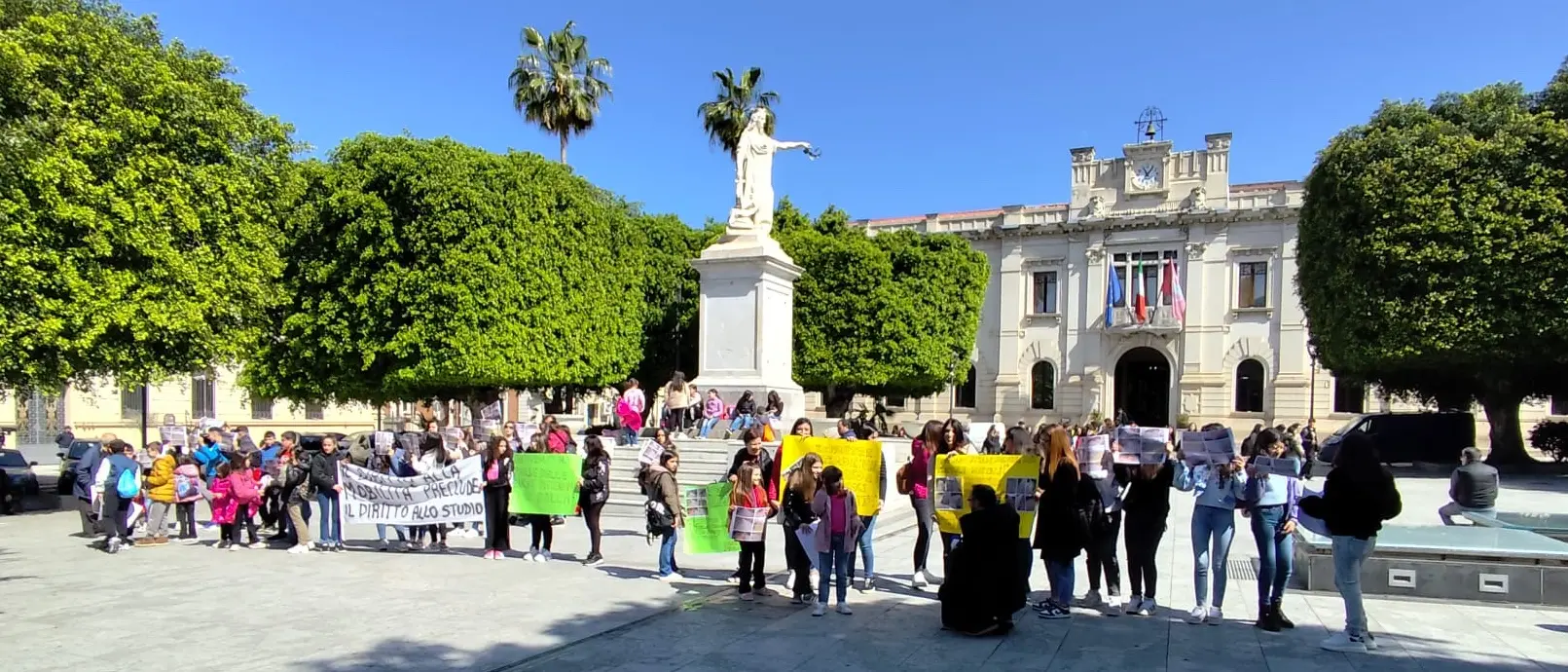 Niente scuolabus e strade groviera a Platì: sit-in di genitori e sindaco davanti alla Metrocity a Reggio