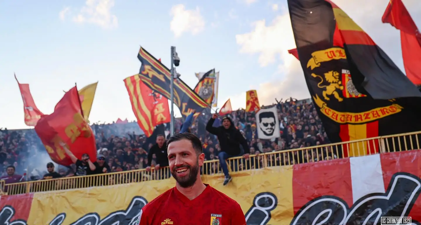 Il Catanzaro si gode la pausa prima del rush finale: otto partite per conquistare i playoff\n