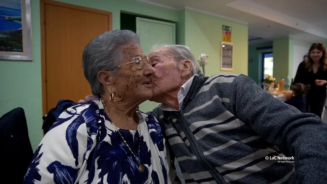 Acquappesa, i 75 anni di matrimonio di Ivana e Vincenzo: «Litighiamo ancora, poi lui mi dà un bacio e facciamo pace»\n