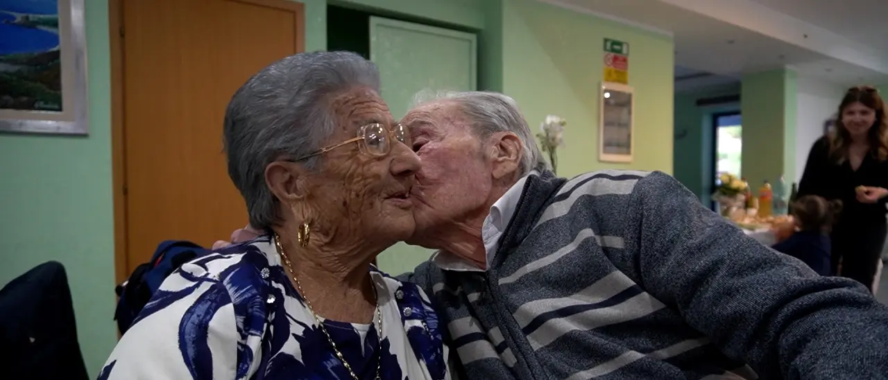 Acquappesa, i 75 anni di matrimonio di Ivana e Vincenzo: «Litighiamo ancora, poi lui mi dà un bacio e facciamo pace»\n