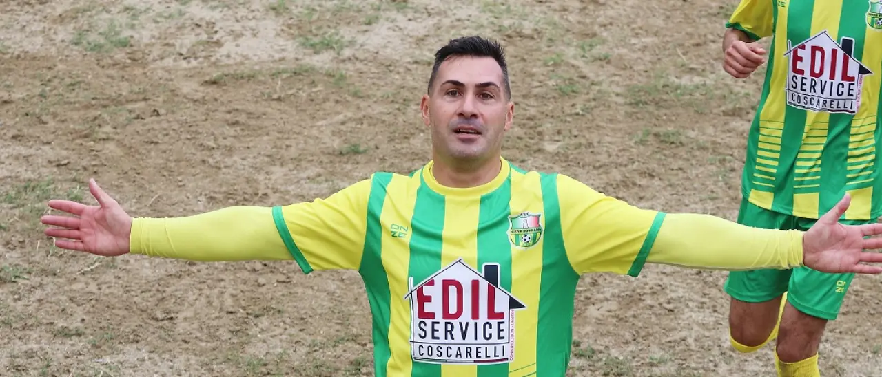 Prima Categoria, per De Giacomo cento gol con il Roggiano e non sentirli: «Voglio chiudere in bellezza»\n