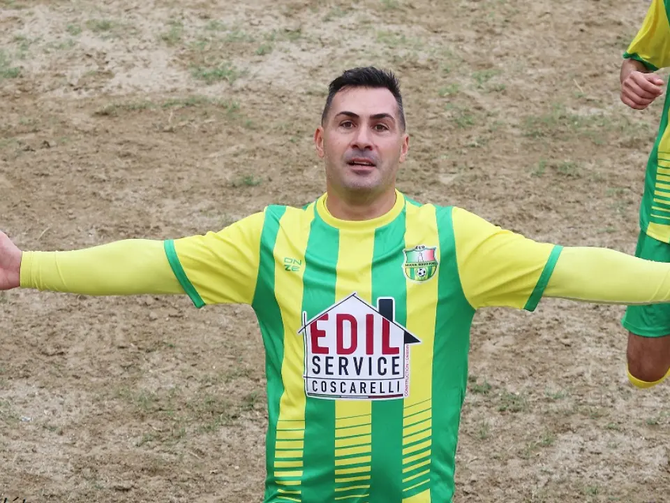 Prima Categoria, per De Giacomo cento gol con il Roggiano e non sentirli: «Voglio chiudere in bellezza»