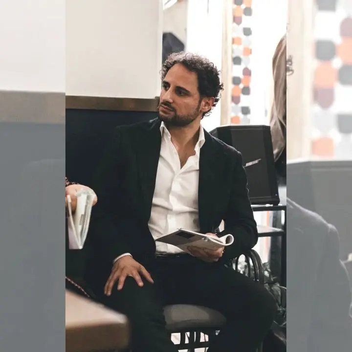 La poesia è l'incontro con la verità, con lei esprimiamo emozioni e lasciamo reclamare il nostro essere umani