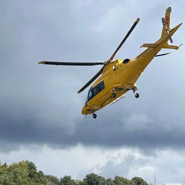 Paura nel Crotonese, l’elisoccorso chiamato per un bimbo di tre mesi arriva in 40 minuti ma ha finito il carburante\n