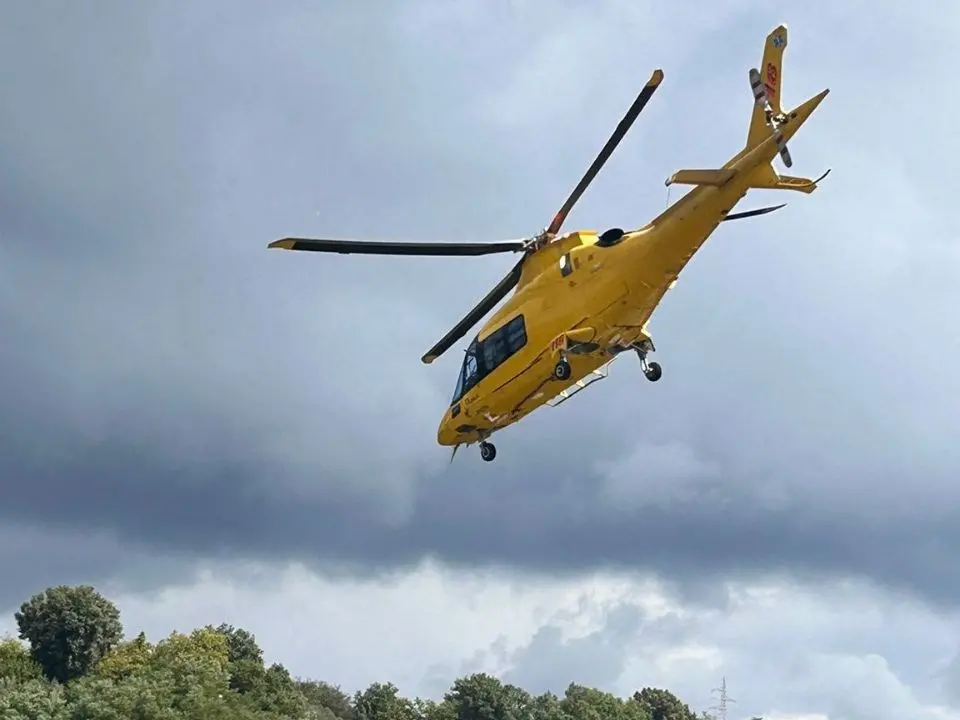 Paura nel Crotonese, l’elisoccorso chiamato per un bimbo di tre mesi arriva in 40 minuti ma ha finito il carburante