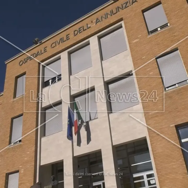 Undicenne investito da un camioncino mentre scende dallo scuolabus a San Lucido: trasportato all’Annunziata di Cosenza