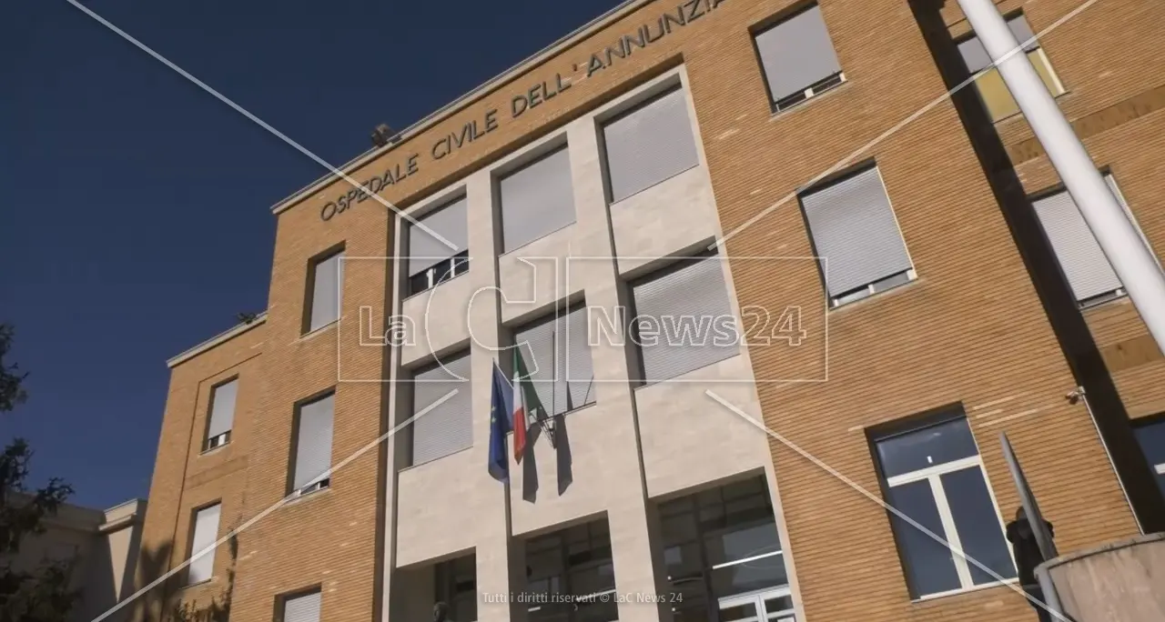 Undicenne investito da un camioncino mentre scende dallo scuolabus a San Lucido: trasportato all’Annunziata di Cosenza