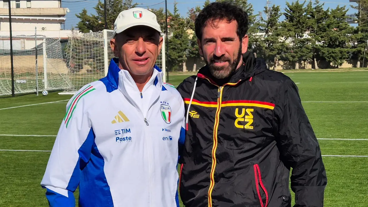 Italia U19 in Calabria, mister Bollini all’allenamento del Catanzaro: abbracci e scambi di battute con i vecchi amici Caserta e Iemmello